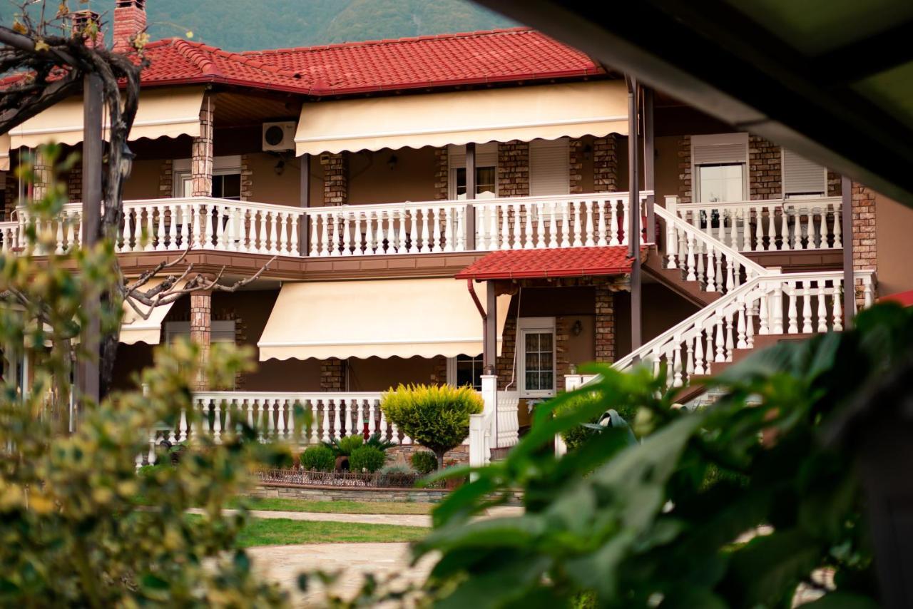 Ξενώνας Χάραμα Káto Loutrákion Exterior foto